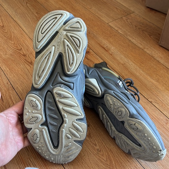 Gray Adidas sneaker - Picture 4 of 4